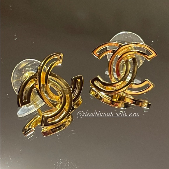 ⭐️SOLD⭐️Chanel 20K Stud Earrings - Picture 2 of 5